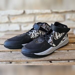 Kids Nike Team Hustle D9 FlyEase Graffiti
